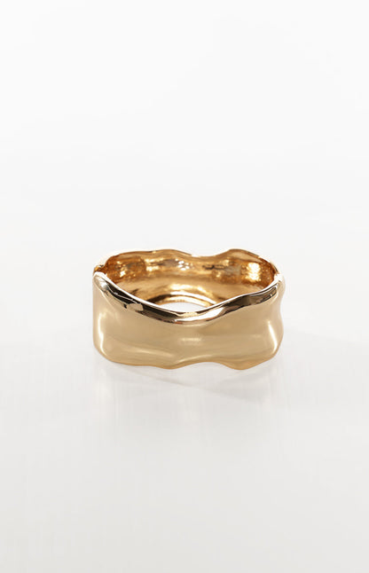 Auren Gold Wavy Clasp Bangle